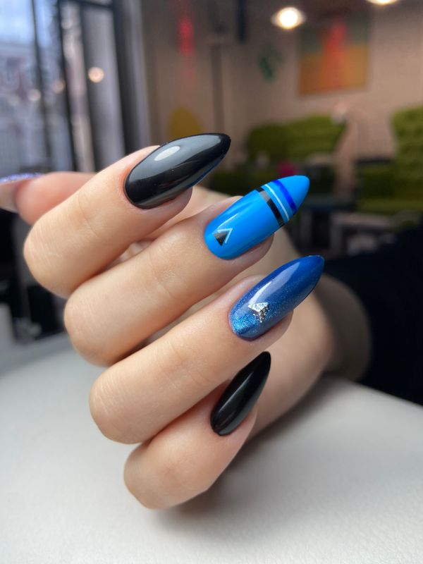 Маникюр, не под кутикулу, синий, глянцевый, комбинированный, дизайн, геометрия, блестки, оригинальный