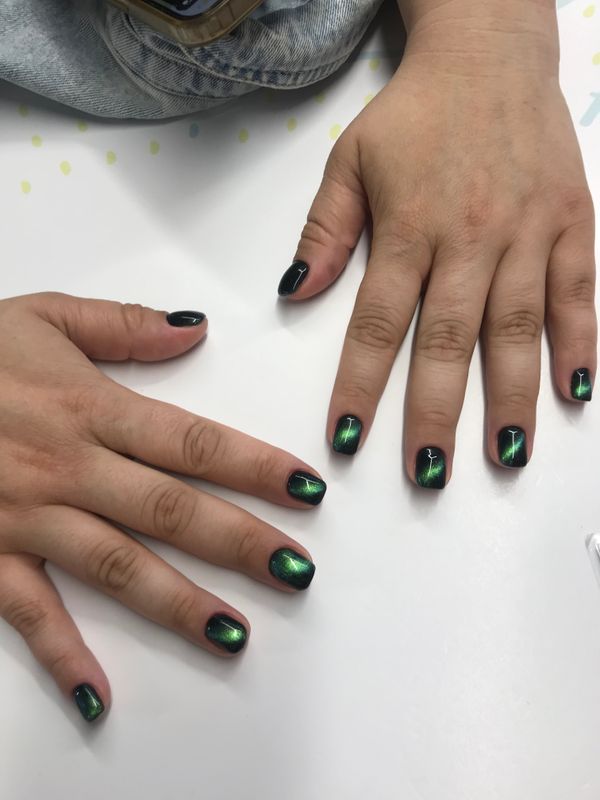 Маникюр, глянцевый, кошачий глаз, зеленый, темный