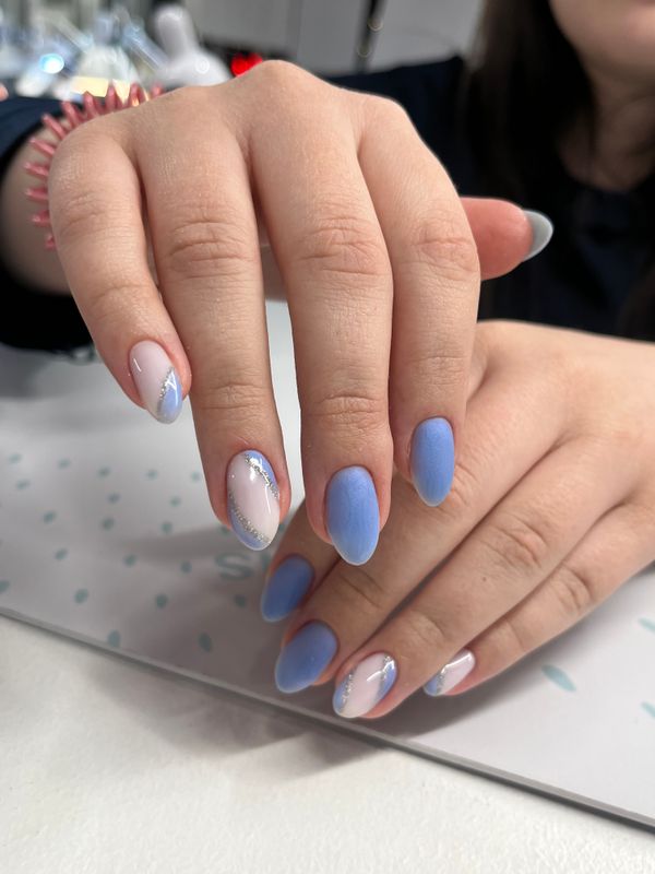 Маникюр, голубой, глянцевый, комбинированный, матовый, дизайн, абстракция, френч уголок, лунки, блестки