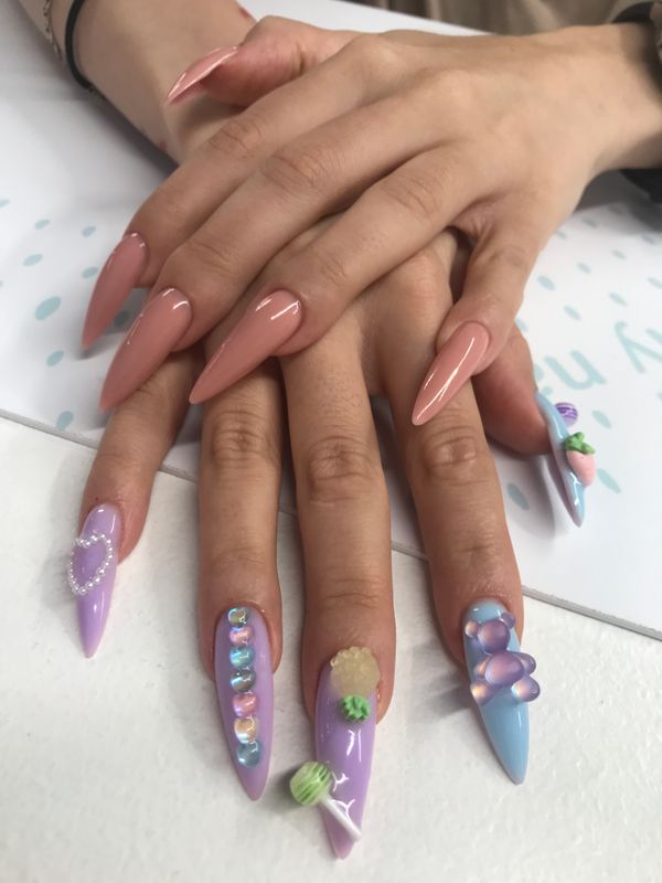 фиолетовый, Наращивание ногтей + гель-лак, комбинированный, дизайн, оригинальный, объемный маникюр, мишка, чупа чупс, сердечки, бусинки