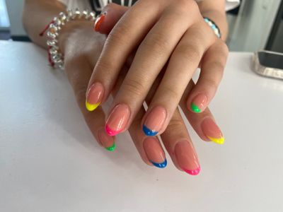 Маникюр, глянцевый, дизайн, френч, натуральный, прозрачный, камуфляж, зеленый, желтый, синий, розовый