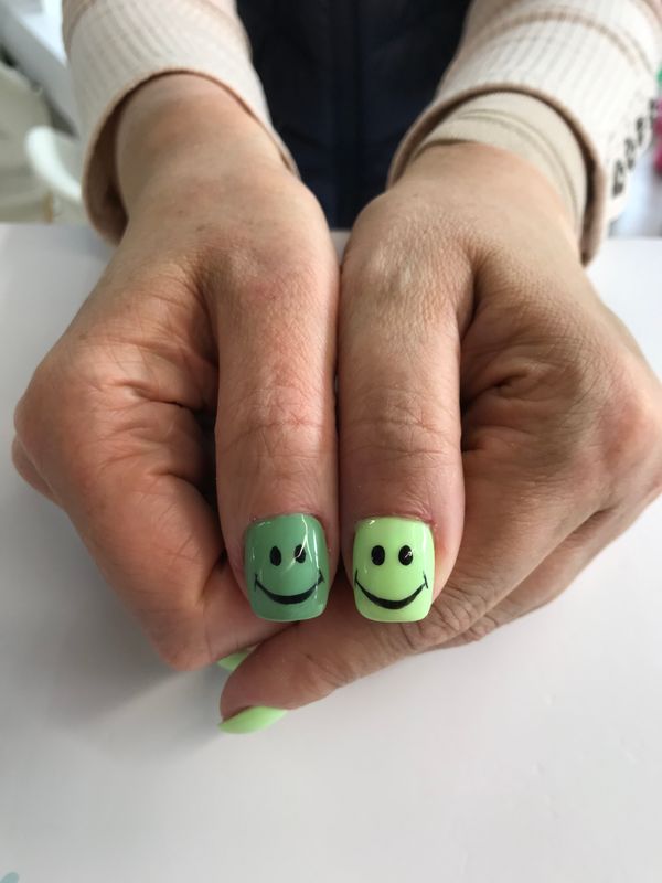 глянцевый, салатовый, разная длинна, нюд, Маникюр, дизайн, рисунок, минимализм, смайлик, комбинированный