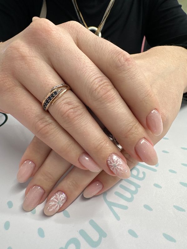 Маникюр, кремовый, глянцевый, дизайн, новогодний, лак с блестками, снежинка, блестки, праздничный