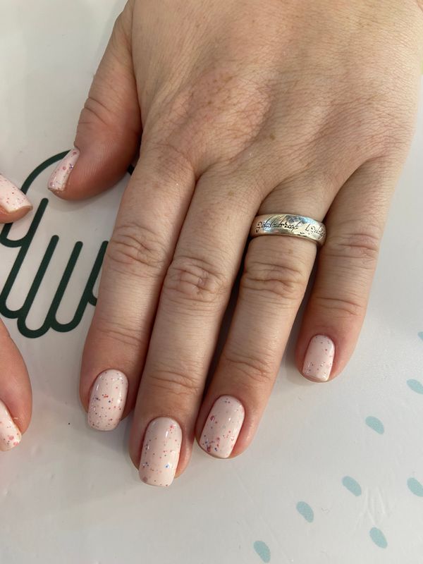 Маникюр, разная длинна/форма, молочный, на каждый день, глянцевый, однотон, топ в крапинку