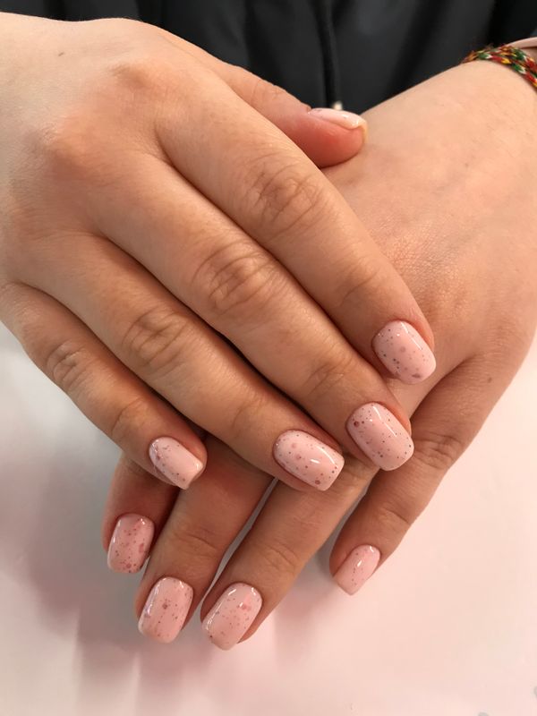 глянцевый, разная длинна, нежно розовый, нюд, Маникюр, топ в крапинку, на каждый день, нежный