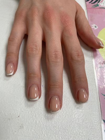 дизайн, блестки, глянцевый, френч, классический, нюд, однотон, не убрана кутикула, разные цвета, бежевый, светлый, белый, серебро