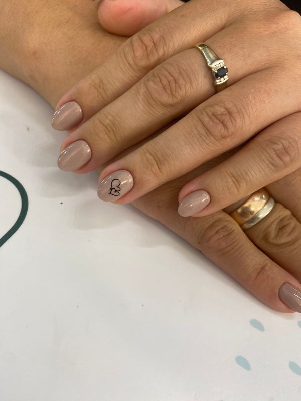 Маникюр, серый, на каждый день, глянцевый, нюд, дизайн, сердечки, Стемпинг, минимализм