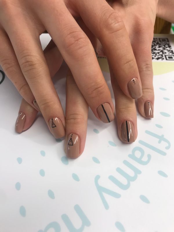 Маникюр, бежевый, разная длинна, глянцевый, дизайн, линии, геометрия