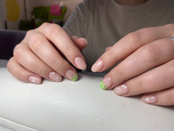 Маникюр, натуральный, глянцевый, дизайн, рисунок, сердечки, цветы, лягушка, весенний, оригинальный