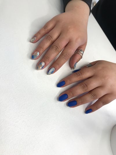 Маникюр, дизайн, матовый, абстракция, мазки цветом, синий, серый, белый, бежевый, комбинированный