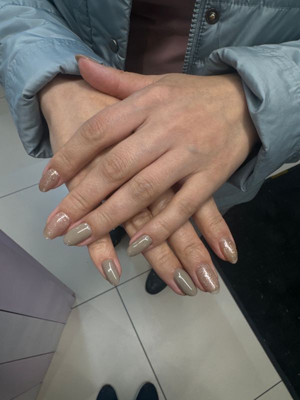 Маникюр, серый, не под кутикулу, комбинированный, на каждый день, глянцевый, лак с блестками, нюд