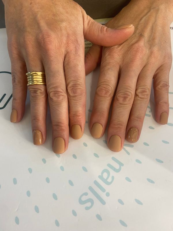 Маникюр, заусеницы, бежевый, на каждый день, разная форма, комбинированный, глянцевый, матовый, нюд, однотон