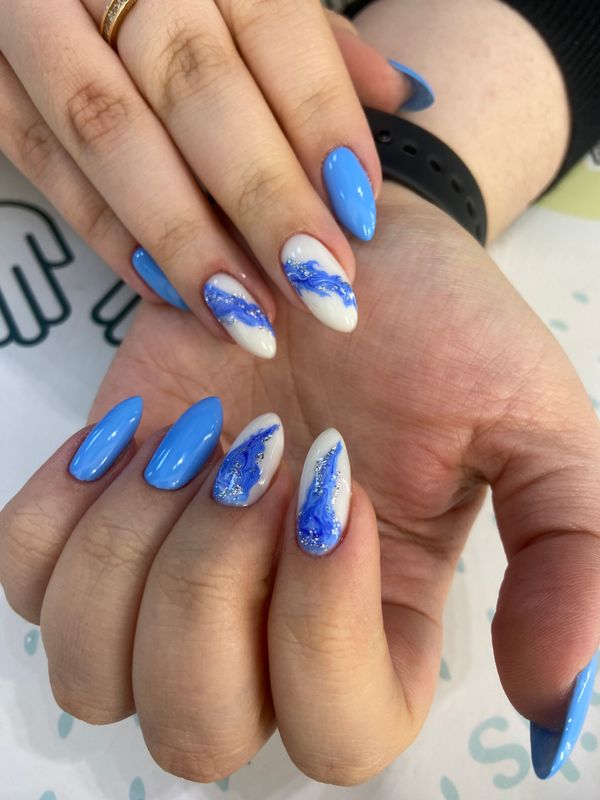 Маникюр, голубой, глянцевый, комбинированный, дизайн, блестки, эффект натурального камня, водный маникюр