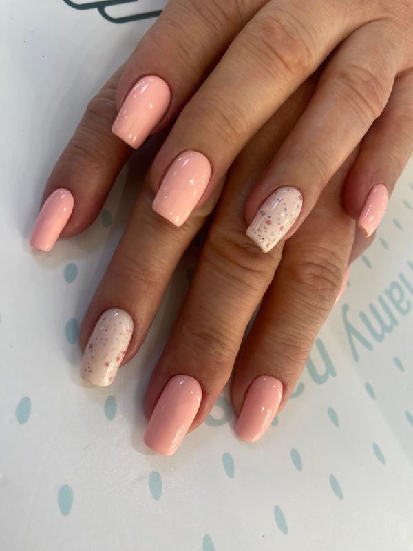 Маникюр, нежно розовый, комбинированный, на каждый день, глянцевый, топ в крапинку