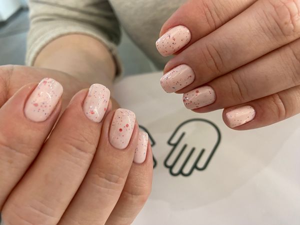 Маникюр, разная длинна/форма, молочный, на каждый день, глянцевый, однотон, топ в крапинку