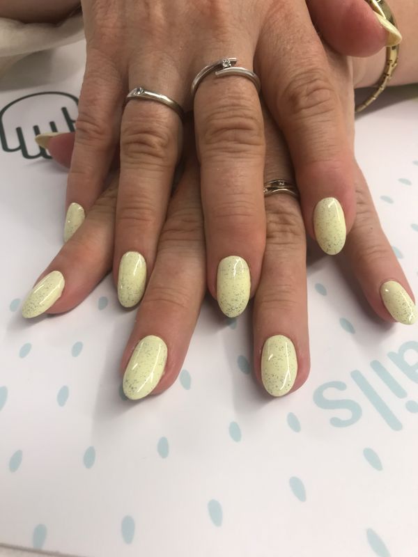 Маникюр, лимонный, на каждый день, нежный, глянцевый, нюд, однотон, топ в крапинку