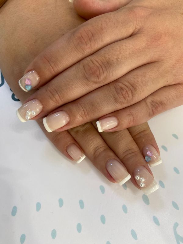 Маникюр, недостаточно обработана кутикула, молочный, глянцевый, объемный дизайн, сердечки, жемчужинки, френч, классический, праздничный