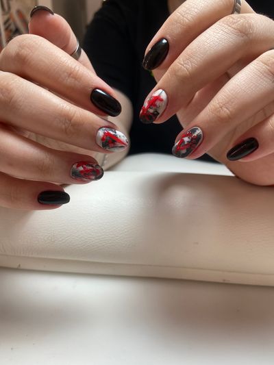 Маникюр, глянцевый, абстракция, дизайн в стиле поп-арт, белый, черный, красный, комбинированный