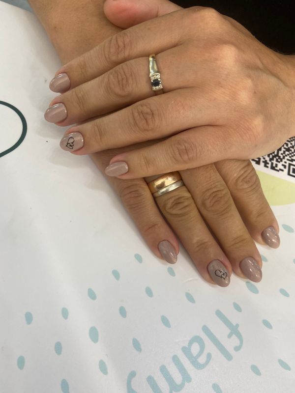 Маникюр, серый, на каждый день, глянцевый, нюд, дизайн, сердечки, Стемпинг, минимализм