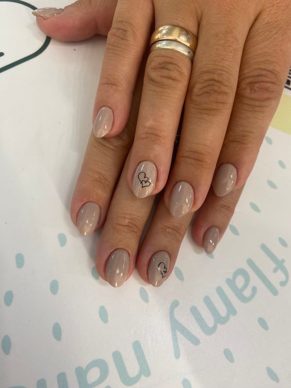 Маникюр, серый, на каждый день, глянцевый, нюд, дизайн, сердечки, Стемпинг, минимализм