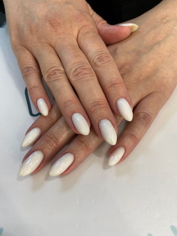 Маникюр, белый, глянцевый, лак с блестками, однотон, праздничный