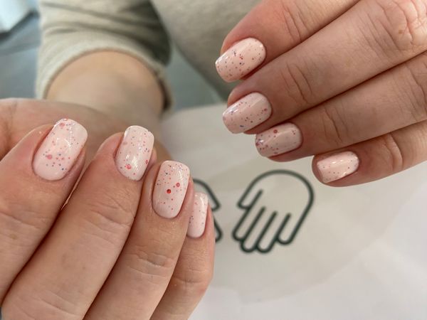 Маникюр, разная длинна/форма, молочный, на каждый день, глянцевый, однотон, топ в крапинку