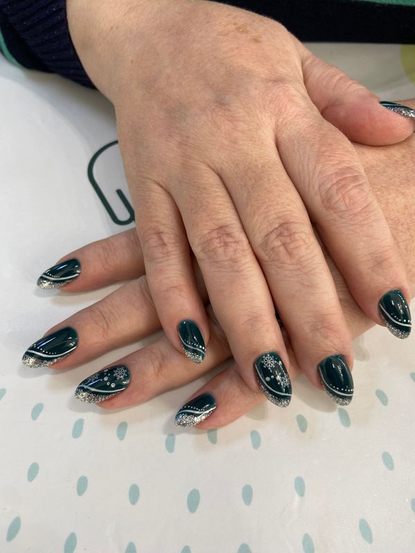 Маникюр, изумруд, глянцевый, дизайн, новогодний, френч уголок, блестки, снежинка, праздничный