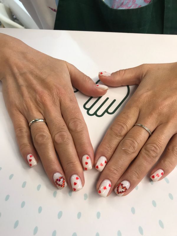 Маникюр, заусеницы, белый, праздничный, дизайн, сердечки, стразы, глянцевый