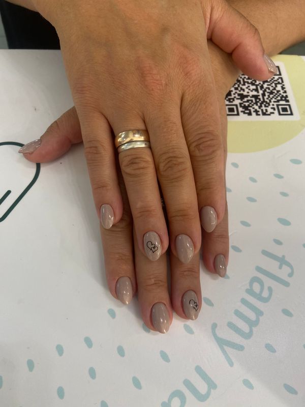 Маникюр, серый, на каждый день, глянцевый, нюд, дизайн, сердечки, Стемпинг, минимализм