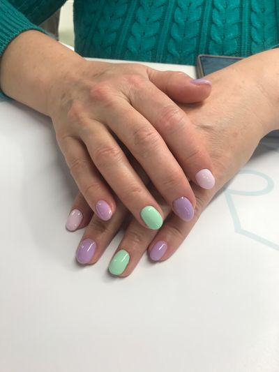 Маникюр, глянцевый, разные цвета, молочный, мята, сиреневый