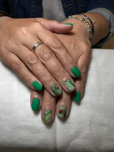 Маникюр, дизайн, матовый, объемный маникюр, эффект дымки, водный маникюр, божья коровка, капельки на ногтях, зеленый