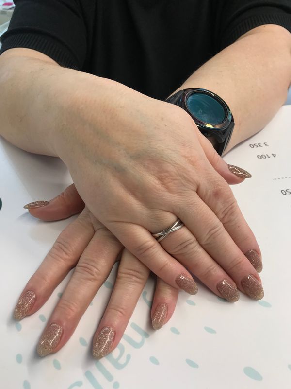 глянцевый, бежевый, нюд, однотон, лак с блестками, Маникюр, на каждый день, нежный