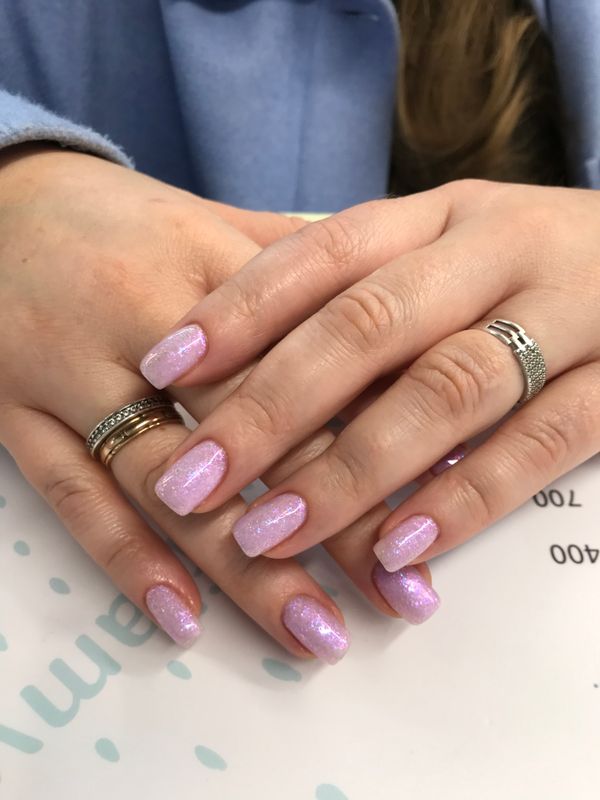 Маникюр, сиреневый, на каждый день, нежный, глянцевый, лак с блестками, однотон