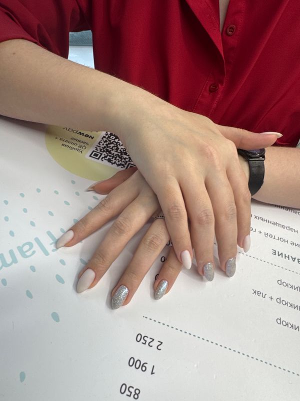 глянцевый, матовый, лак с блестками, Маникюр, на каждый день, серебро, комбинированный, нежный