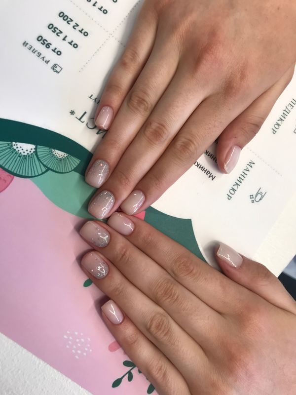 глянцевый, бесцветный, однотон, Маникюр, на каждый день, нежный, дизайн, лунки, блестки