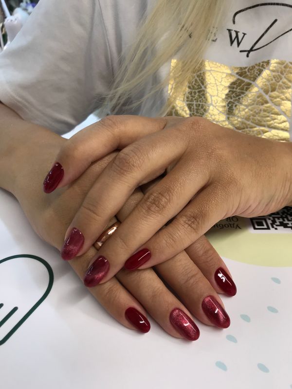 Маникюр, бордовый, глянцевый, винный, кошачий глаз