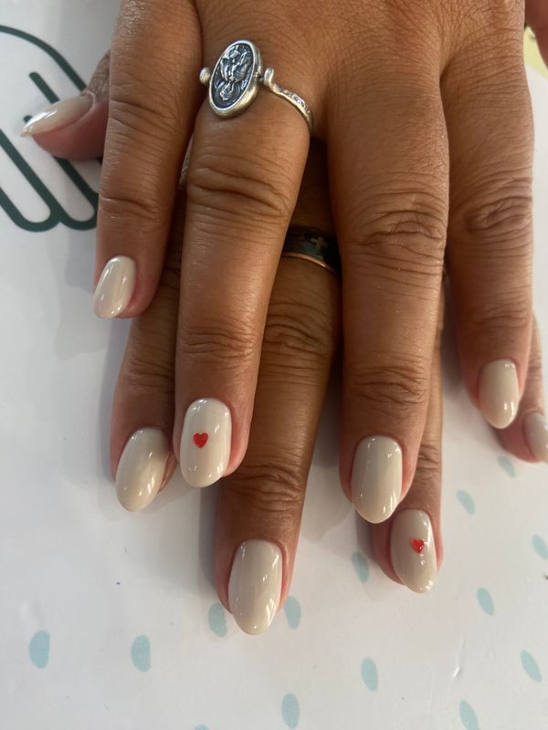 Маникюр, молочный, на каждый день, нежный, минимализм, дизайн, глянцевый, сердечки, слайдеры