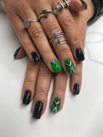 Маникюр, дизайн, глянцевый, абстракция, геометрия, блестки, лак с блестками, европейский маникюр, не под кутикулу, не убрана кутикула, разные цвета, темносиний, черный, зеленый, серебро