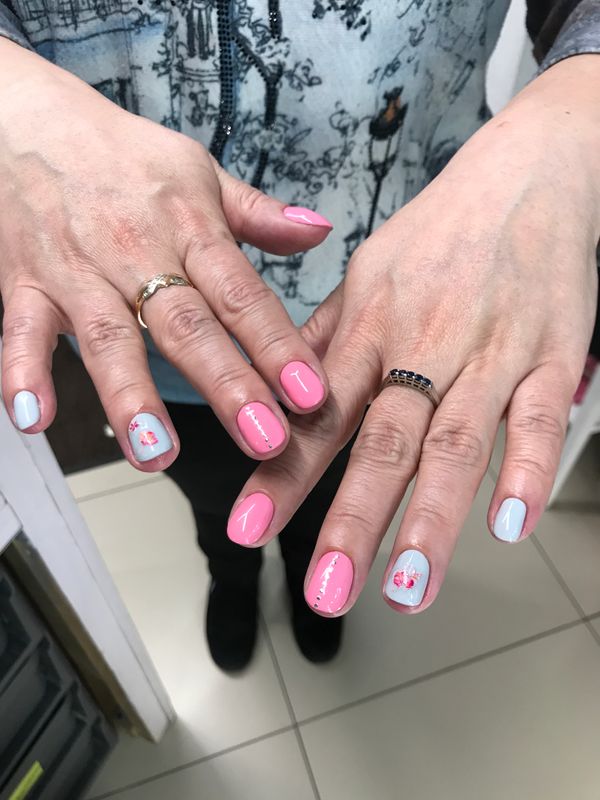 Маникюр, разная длинна/форма, нежно розовый, глянцевый, комбинированный, дизайн, цветы, стразы