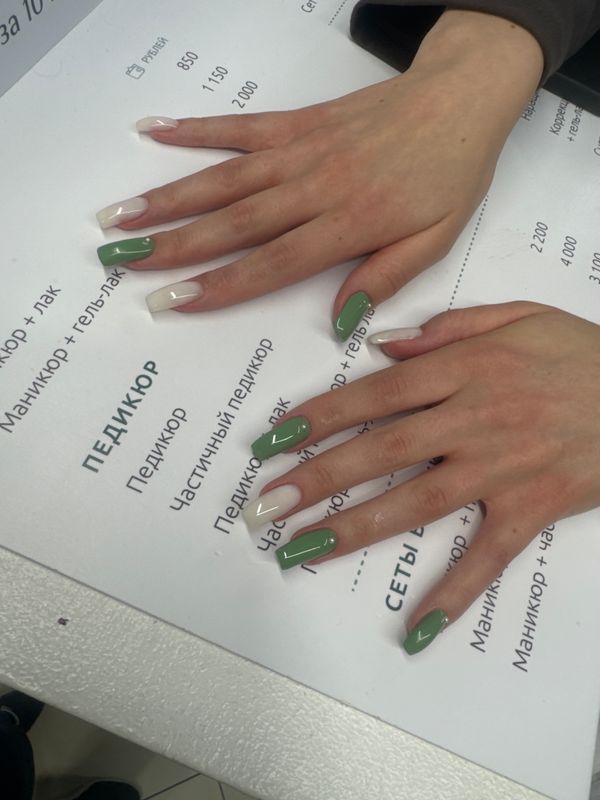 Маникюр, зеленый, комбинированный, праздничный, глянцевый, дизайн, стразы