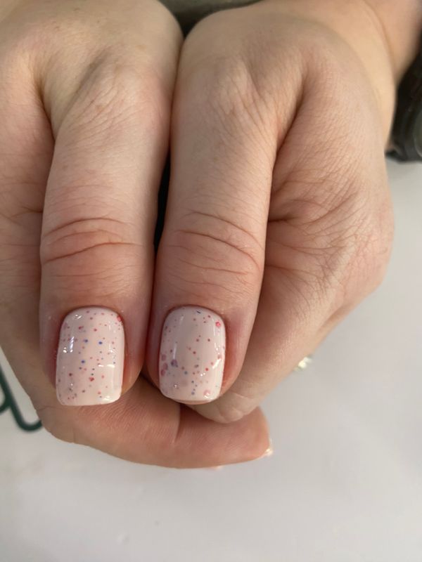 Маникюр, разная длинна/форма, молочный, на каждый день, глянцевый, однотон, топ в крапинку