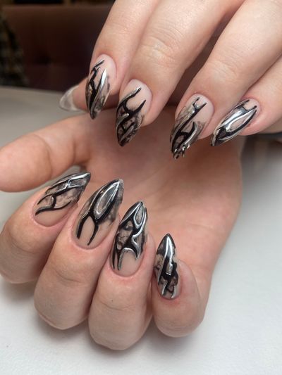 Маникюр, дизайн в стиле поп-арт, пирсинг на ногтях, блестки, клювик, разные цвета, натуральный, прозрачный, камуфляж, белый, черный, серебро