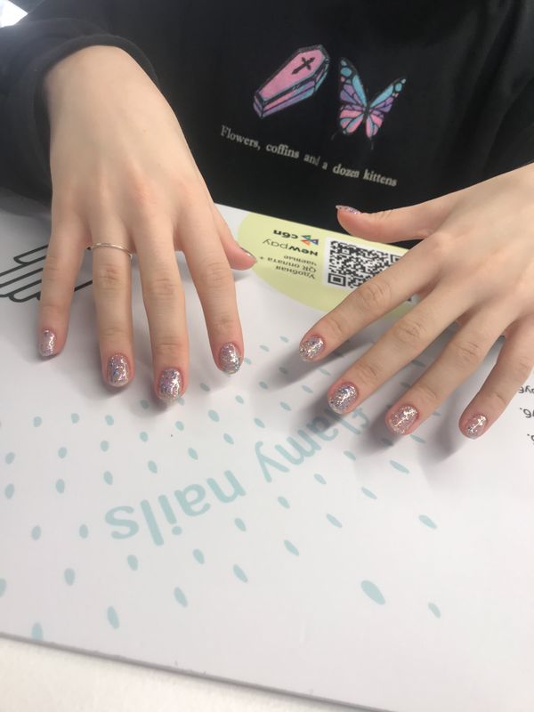 Маникюр, прозрачный, глянцевый, лак с блестками