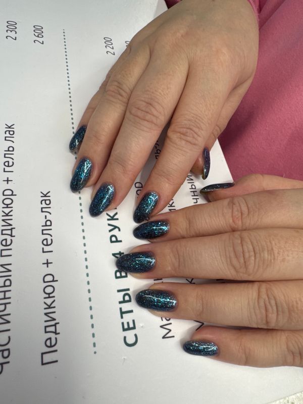 Маникюр, не под кутикулу, синий с серебром, глянцевый, лак с блестками, однотон