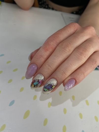 Маникюр, дизайн, абстракция, водный маникюр, эффект дымки, лак с блестками, блестки, эффект натурального камня, не убран опил, сиреневый, молочная база