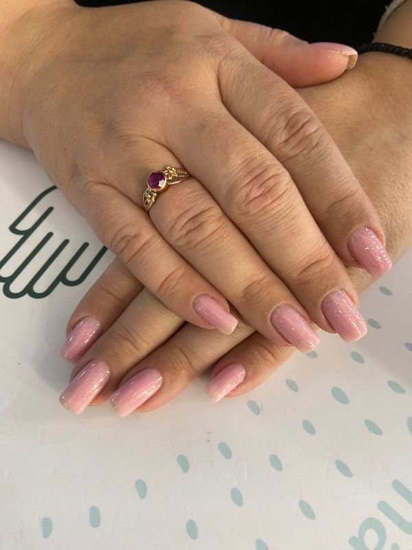 глянцевый, заусеницы, нежно розовый, лак с блестками, однотон, Маникюр, на каждый день, нежный