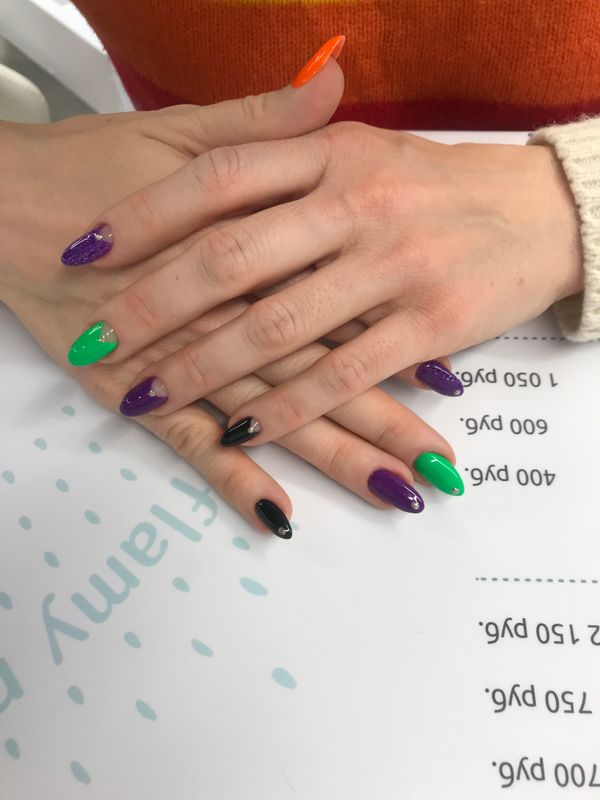 Маникюр, разноцветный, глянцевый, дизайн, лак с блестками, стразы, антилунка, праздничный