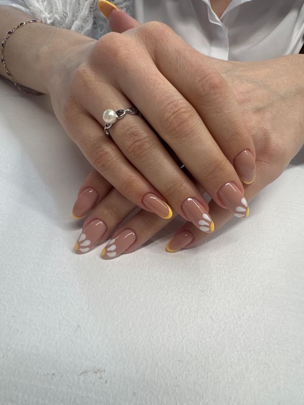 глянцевый, бежевый, нюд, Маникюр, на каждый день, дизайн, френч, цветы, оригинальный, ромашки