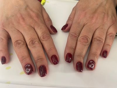 Маникюр, дизайн, глянцевый, блестки, стразы, рисунок, цветы, не под кутикулу, бордовый, белый