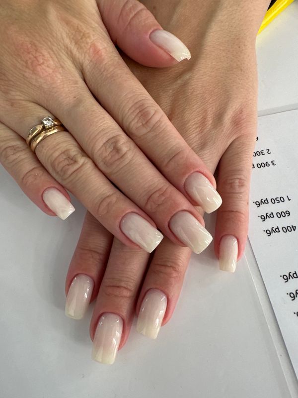 Маникюр, глянцевый, нюд, однотон, слоновая кость